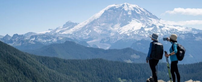 couple hiking in Washington